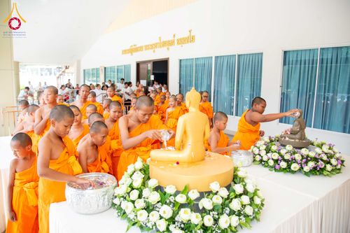 ภาพ No.321911:วันที่ 12 เมษายน พ.ศ.2569 ตักบาตรสงกรานต์ฉลองสามเณรใหม่  ณ ศูนย์ปฏิบัติธรรมระยอง(บ้านช่องลม)