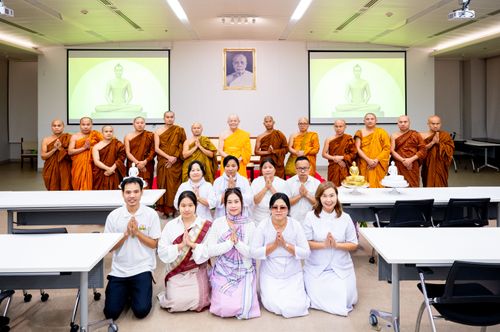 ภาพ No.323385:หลวงพ่อทัตตชีโว รองเจ้าอาวาสวัดพระธรรมกาย ถวายการต้อนรับปฏิสันถารคณะสงฆ์จากประเทศศรีลังกา