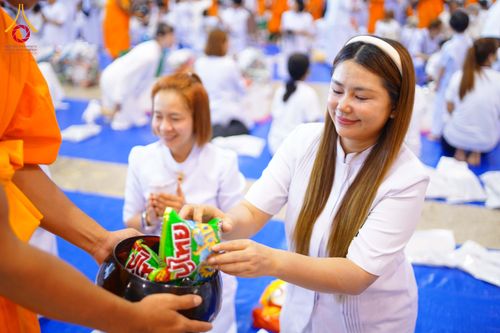 ภาพ No.308481:วันที่ 1 กุมภาพันธ์ พ.ศ. 2569 พิธีตักบาตรข้าวสารอาหารแห้ง ณ บ้านแก้วเรือนทองคุณยาย สภาธรรมกายสากล วัดพระธรรมกาย