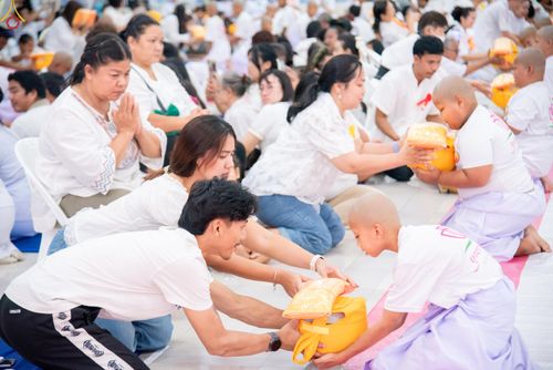 ภาพ No.320162:วันเสาร์ที่ 4 เมษายน 2569 พิธีตัดปอยผม ขอขมาผู้ปกครอง  มอบบาตร-ผ้าไตร และพิธีบรรพชาสามเณร 87 รูป  ณ ศูนย์ปฏิบัติธรรมระยอง(บ้านช่องลม)  ต.บางบุตร อ.บ้านค่าย จ.ระยอง