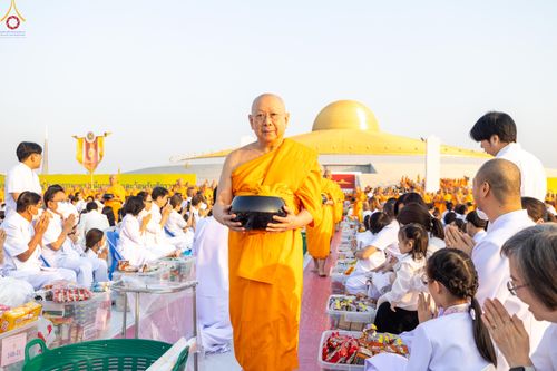 ภาพ No.279820:วันที่ 1 มกราคม พ.ศ.2569 พิธีตักบาตรในวันขึ้นปีใหม่ ณ ลานธรรม วัดพระธรรมกาย