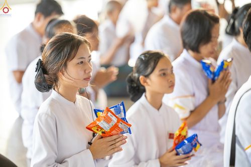 ภาพ No.318159:วันอาทิตย์ต้นเดือนที่ 5 เมษายน พ.ศ.2569 พิธีตักบาตร ณ บ้านแก้วเรือนทองคุณยายอาจารย์ฯ วัดพระธรรมกาย