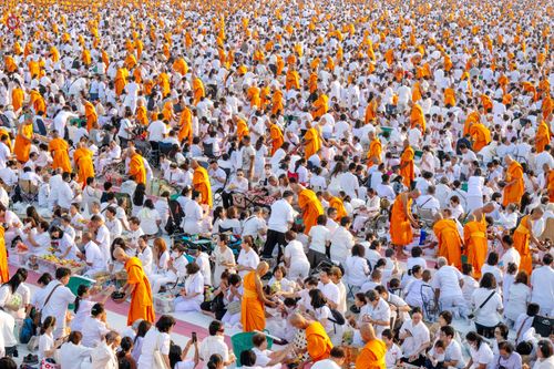 ภาพ No.279890:วันที่ 1 มกราคม พ.ศ.2569 พิธีตักบาตรในวันขึ้นปีใหม่ ณ ลานธรรม วัดพระธรรมกาย