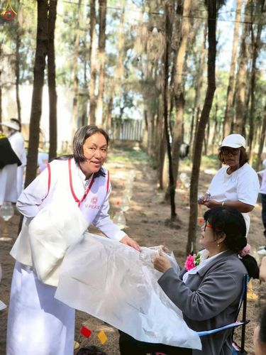 ภาพ No.301447:ภาพเบื้องหลังอาสาสมัครรวมใจ ชุดที่ 4 ในโครงการธรรมยาตรา กตัญญูบูชา มหาปูชนียาจารย์ พระมงคลเทพมุนี(สด จนฺทสโร) พระผู้ปราบมาร อนุสรณ์สถาน 7 แห่ง ปีที่ 14