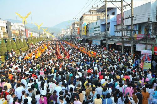 ภาพ No.15831:ประมวลภาพตักบาตรพระ 3 แผ่นดิน พระ 10,000 รูป ปีที่ 2 จ.เชียงราย