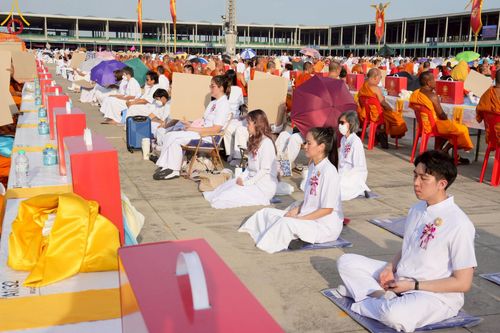 ภาพ No.221776:วันอังคารที่ 22 เมษายน พ.ศ. 2568 ภาพพิธีถวายมหาสังฆทานคณะสงฆ์ 40,000 กว่าวัดทั่วประเทศ เนื่องในวันคุ้มครองโลก ชุดที่ 2 (ปลื้มให้สมการรอคอย) ณ ลานธรรมพระมหาธรรมกายเจดีย์ วัดพระธรรมกาย