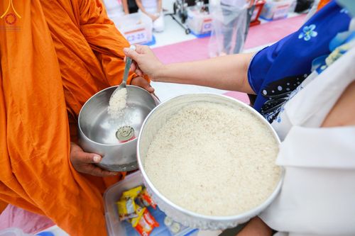 ภาพ No.126257:พิธีทำบุญเมืองนครราชสีมา ฉลอง 556 ปี ตักบาตรพระ 10,000 รูป ในวันเสาร์ที่ 2 มีนาคม พ.ศ.2567 ณ อนุสาวรีย์ท้าวสุรนารี จ.นครราชสีมา จัดโดย คณะสงฆ์จังหวัดนครราชสีมา ร่วมกับสำนักงานจังหวัดนครราชสีมา