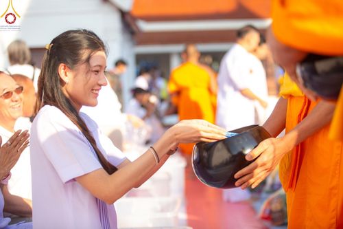 ภาพ No.197854:พิธีตักบาตรพระธรรมยาตรา ณ อนุสรณ์สถานลำดับที่ 4 สถานที่เกิดด้วยกายธรรม วัดโบสถ์(บน) ต.บางคูเวียง จ.นนทบุรี ในโครงการธรรมยาตรา กตัญญูบูชา มหาปูชนียาจารย์ พระมงคลเทพมุนี(สด จนฺทสโร) พระผู้ปราบมาร อนุสรณ์สถาน 7 แห่ง ปีที่ 13 วันที่ 19 มกราคม พ.ศ. 2568