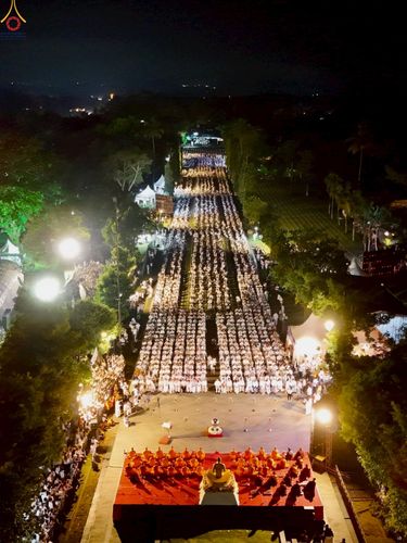 ภาพ No.224694:วันจันทร์ที่ 12 พฤษภาคม พ.ศ. 2568  ชาวพุทธในอินโดนีเซีย ร่วมฉลองวิสาขบูชาจุดประทีปกว่า 200,000 ดวง ณ พระมหาเจดีย์บรมพุทโธ  เจริญพุทธมนต์ถวาย “พระวชิรเกล้าเจ้าอยู่หัว”