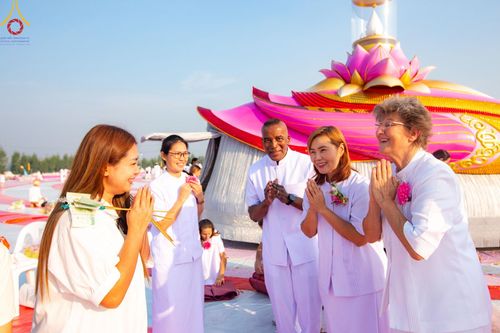 ภาพ No.201243:พิธีตักบาตรพระธรรมยาตรา ณ อนุสรณ์สถานลำดับที่ 5 สถานที่เผยแผ่วิชชาธรรมกายครั้งแรก อนุสรณ์สถานบางปลา วัดบางปลา อำเภอบางเลน จังหวัดนครปฐม ในโครงการธรรมยาตรา กตัญญูบูชา มหาปูชนียาจารย์ พระมงคลเทพมุนี(สด จนฺทสโร) พระผู้ปราบมาร อนุสรณ์สถาน 7 แห่ง ปีที่ 13