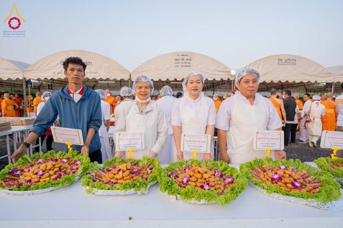 ภาพ No.295926:วันที่ 17 มกราคม พ.ศ. 2569 พิธีถวายภัตตาหารเป็นสังฆทาน แด่พระธรรมยาตรา ณ วัดโบสถ์บน ต.บางคูเวียง จ.นนทบุรี อนุสรณ์สถานลำดับที่ 4 สถานที่เกิดด้วยกายธรรม ในโครงการธรรมยาตรา กตัญญูบูชา มหาปูชนียาจารย์ พระมงคลเทพมุนี(สด จนฺทสโร) พระผู้ปราบมาร อนุสรณ์สถาน 7 แ