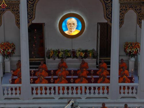 ภาพ No.297092:วันที่ 17 มกราคม พ.ศ. 2569 พิธีจุดประทีปถวายเป็นพุทธบูชา และบูชาธรรมมหาปูชนียาจารย์ (ภาพชุดที่ 2) ณ วัดโบสถ์บน ต.บางคูเวียง จ.นนทบุรี อนุสรณ์สถานลำดับที่ 4 สถานที่เกิดด้วยกายธรรม ในโครงการธรรมยาตรา กตัญญูบูชา มหาปูชนียาจารย์ พระมงคลเทพมุนี(สด จนฺทสโร) พร