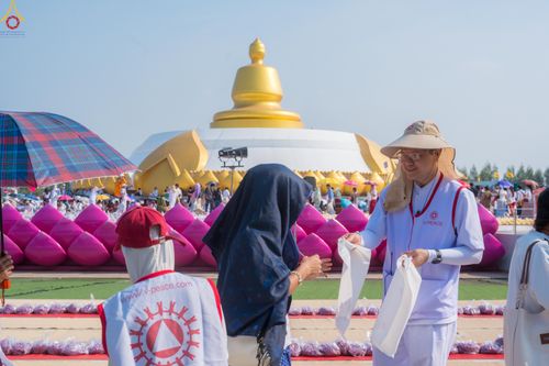 ภาพ No.301528:ภาพเบื้องหลังอาสาสมัครรวมใจ ชุดที่ 4 ในโครงการธรรมยาตรา กตัญญูบูชา มหาปูชนียาจารย์ พระมงคลเทพมุนี(สด จนฺทสโร) พระผู้ปราบมาร อนุสรณ์สถาน 7 แห่ง ปีที่ 14