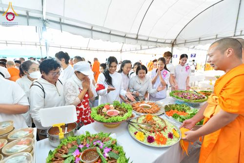 ภาพ No.301084:วันที่ 23 มกราคม พ.ศ. 2569 พิธีถวายภัตตาหารเป็นสังฆทาน แด่พระธรรมยาตรา ณ อนุสรณ์สถานบางปลา วัดบางปลา อำเภอบางเลน จังหวัดนครปฐม ในโครงการธรรมยาตรา กตัญญูบูชา มหาปูชนียาจารย์ พระมงคลเทพมุนี(สด จนฺทสโร) พระผู้ปราบมาร อนุสรณ์สถาน 7 แห่ง ปีที่ 14