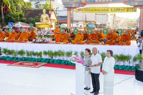 ภาพ No.313884:วันอาทิตย์ที่ 14 มีนาคม พ.ศ. 2569 ทำบุญเมืองหาดใหญ่ตักบาตรพระ 1,109 รูป เติมบุญใหญ่ หลังวิกฤตมหาอุทกภัย ณ ซุ้มประตูไชน่าทาวน์ ถนนศุภสารรังสรรค์ อ.หาดใหญ่ จ.สงขลา