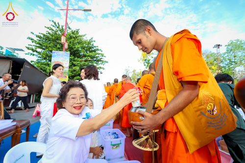 ภาพ No.313990:วันอาทิตย์ที่ 14 มีนาคม พ.ศ. 2569 ทำบุญเมืองหาดใหญ่ตักบาตรพระ 1,109 รูป เติมบุญใหญ่ หลังวิกฤตมหาอุทกภัย ณ ซุ้มประตูไชน่าทาวน์ ถนนศุภสารรังสรรค์ อ.หาดใหญ่ จ.สงขลา