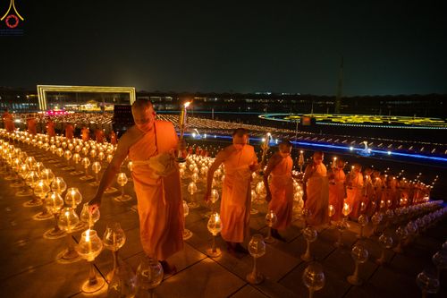 ภาพ No.90263:พิธีจุดประทีป 20,000 ดวง บูชาพระมหาธรรมกายเจดีย์ และบูชาพระมงคลเทพมุนี(สด จนฺทสโร) พระผู้ปราบมาร วันอังคารที่ 10 ตุลาคม พ.ศ. 2566 ณ ลานธรรมพระมหาธรรมกายเจดีย์ วัดพระธรรมกาย จ.ปทุมธานี