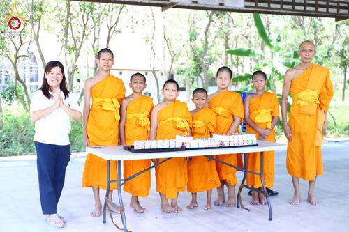 ภาพ No.320944:วันเสาร์ที่ 11 เมษายน พ.ศ.2569 พิธีตักบาตรฉลองสามเณรใหม่ ณ ศูนย์อบรมเยาวชนนครปฐม