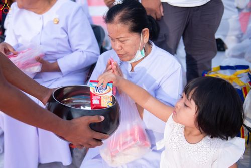 ภาพ No.302704:วันที่ 24 มกราคม พ.ศ. 2569 พิธีตักบาตรพระธรรมยาตรา(ภาพชุดที่ 2) ณ อนุสรณ์สถานลำดับที่ 5 สถานที่เผยแผ่วิชชาธรรมกายครั้งแรก อนุสรณ์สถานบางปลา วัดบางปลา อำเภอบางเลน จังหวัดนครปฐม ในโครงการธรรมยาตรา กตัญญูบูชา มหาปูชนียาจารย์ พระมงคลเทพมุนี(สด จนฺทสโร) พระผู