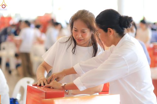 ภาพ No.322003:วันที่ 12 -13 เมษายน พ.ศ.2569 การเตรียมกล่องไทยธรรม + การขนย้ายเก้าอี้ เพื่องานถวายมหาสังฆทาน 40,000 กว่าวัดทั่วประเทศ วันคุ้มครองโลก 22 เมษายน พ.ศ.2569 วัดพระธรรมกาย