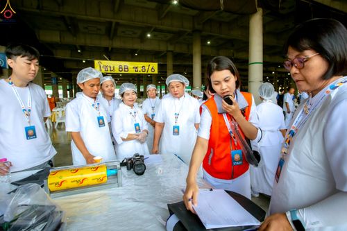 ภาพ No.325698:วันที่ 22 เมษายน พ.ศ.2569(วันคุ้มครองโลก) งานถวายมหาสังฆทาน 40,000 กว่าวัดทั่วประเทศ เจ้าหน้าที่ สาธุชน ร่วมใจจัดเตรียมภัตตาหารเพล (ชุด 2)