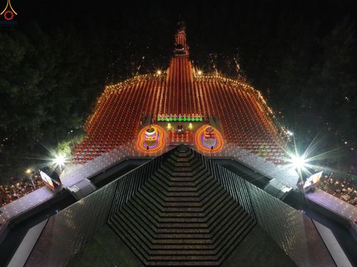 ภาพ No.289131:วันที่ 6 มกราคม พ.ศ. 2569 พิธีจุดประทีปถวายเป็นพุทธบูชา และบูชาธรรมมหาปูชนียาจารย์ ณ อนุสรณ์สถานมหาวิหารพระมงคลเทพมุนี (โลตัสแลนด์) อ.สองพี่น้อง จ.สุพรรณบุรี ในโครงการธรรมยาตรา กตัญญูบูชา มหาปูชนียาจารย์ พระมงคลเทพมุนี(สด จนฺทสโร) พระผู้ปราบมาร อนุสรณ์สถ