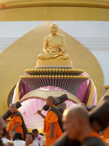 ภาพ No.299538:วันที่ 18 มกราคม พ.ศ. 2569 พิธีต้อนรับพระธรรมยาตรา (ภาพชุดที่ 2) ณ อนุสรณ์สถานลำดับที่ 5  สถานที่เผยแผ่วิชชาธรรมกายครั้งแรก อนุสรณ์สถานบางปลา วัดบางปลา อำเภอบางเลน จังหวัดนครปฐม ในโครงการธรรมยาตรา กตัญญูบูชา มหาปูชนียาจารย์ พระมงคลเทพมุนี(สด จนฺทสโร) พระ