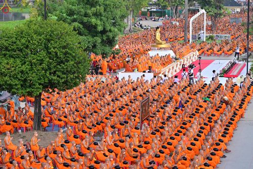 ภาพ No.284153:วันเสาร์ที่ 20 ธันวาคม พ.ศ.2568  พิธีตักบาตรพระ 10,000 รูป เนื่องในโอกาส 194 ปี จังหวัดกาญจนบุรี และอุทิศส่วนกุศลให้แด่บรรพชนทั้งหลาย บริเวณถนนสองแคว (Skywalk) เมืองกาญจนบุรี