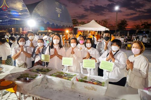 ภาพ No.74105:พิธีถวายภัตตาหารเป็นสังฆทาน แด่คณะพระธรรมยาตราฯ ในโครงการธรรมยาตรากตัญญูบูชา มหาปูชนียาจารย์ พระมงคลเทพมุนี(สด จนฺทสโร) พระผู้ปราบมาร อนุสรณ์สถาน 7 แห่ง ปีที่ 11 วันที่ 25 มกราคม พ.ศ. 2566