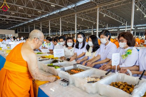 ภาพ No.105415:พิธีถวายภัตตาหารเป็นสังฆทาน แด่คณะพระธรรมยาตราฯ ในโครงการธรรมยาตรากตัญญูบูชา มหาปูชนียาจารย์ พระมงคลเทพมุนี(สด จนฺทสโร) พระผู้ปราบมาร อนุสรณ์สถาน 7 แห่ง ปีที่ 12 วันที่ 2 มกราคม พ.ศ. 2567 ณ สภาธรรมกายสากล วัดพระธรรมกาย