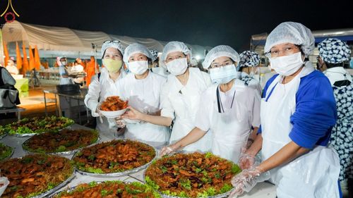 ภาพ No.70382:พิธีถวายภัตตาหารเป็นสังฆทาน แด่คณะพระธรรมยาตราฯ ในโครงการธรรมยาตราฯ ปีที่ 11 ณ อนุสรณ์สถานคลองบางนางแท่น อ.สามพราน จ.นครปฐม วันที่ 12 มกราคม พ.ศ. 2566