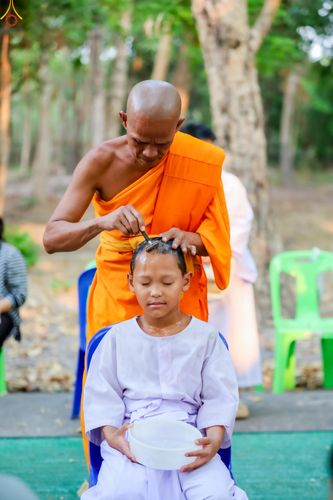 ภาพ No.317952:วันพฤหัสบดีที่ 2 เมษายน พ.ศ.2569 พิธีปลงผม , พิธีขอขมามอบบาตรและผ้าไตร , พิธีบรรพชาสามเณร จำนวน 28 รูป   ณ วัดโซกเป็ดอภิญญาโณ ต.เมืองเก่า อ.เมือง จ.สุโขทัย