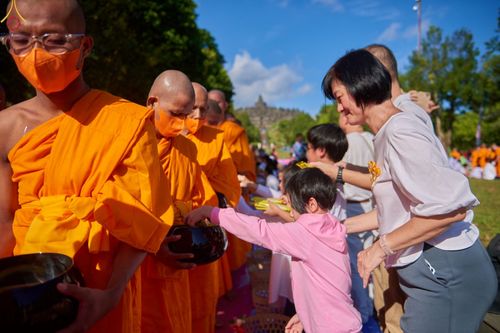 ภาพ No.68373:พิธีตักบาตร ณ พระมหาเจดีย์บรมพุทโธ ประเทศอินโดนีเซีย วันที่ 18 ธันวาคม พ.ศ. 2565