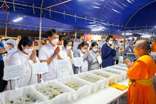 ภาพ No.74384:พิธีถวายภัตตาหารเป็นสังฆทาน แด่คณะพระธรรมยาตราฯ ในโครงการธรรมยาตรากตัญญูบูชา มหาปูชนียาจารย์ พระมงคลเทพมุนี(สด จนฺทสโร) พระผู้ปราบมาร อนุสรณ์สถาน 7 แห่ง ปีที่ 11 วันที่ 26 มกราคม พ.ศ. 2566