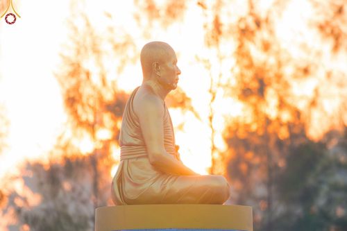 ภาพ No.70526:พิธีตักบาตรพระธรรมยาตราฯ ในโครงการธรรมยาตรากตัญญูบูชา มหาปูชนียาจารย์ พระมงคลเทพมุนี(สด จนฺทสโร) พระผู้ปราบมาร ปีที่ 11 ณ อนุสรณ์สถานลำดับที่ 2 สถานที่ตั้งมโนปณิธานบวชตลอดชีวิต อนุสรณ์สถานคลองบางนางแท่น อ.สามพราน จ.นครปฐม วันที่ 14 มกราคม พ.ศ. 2566