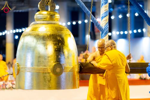 ภาพ No.286745:วันอาสาฬหบูชา วันพฤหัสบดีที่ 10 กรกฏาคม พ.ศ.2568  พิธีเวียนประทักษิณรอบพระมหาธรรมกายเจดีย์ , พิธีฉลองชัยสวดมนต์บทธัมมจักกัปปวัตตนสูตร ครบ 7,520,000,000 จบ ณ มหารัตนวิหารคด วัดพระธรรมกาย