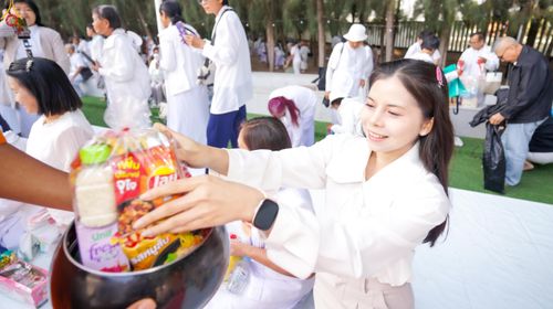 ภาพ No.289403:วันที่ 7 มกราคม พ.ศ. 2569 พิธีตักบาตรพระธรรมยาตรา ณ อนุสรณ์สถานลำดับที่ 1 สถานที่เกิดด้วยรูปกายเนื้อ อนุสรณ์สถานมหาวิหารพระมงคลเทพมุนี (โลตัสแลนด์) อ.สองพี่น้อง จ.สุพรรณบุรี ในโครงการธรรมยาตรา กตัญญูบูชา มหาปูชนียาจารย์ พระมงคลเทพมุนี(สด จนฺทสโร) พระผู้ป