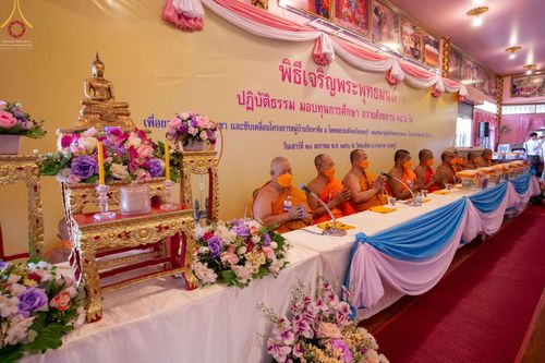 ภาพ No.73716:พิธีเจริญพระพุทธมนต์ ปฏิบัติธรรม มอบทุนการศึกษา ถวายสังฆทาน 106 วัด เพื่อถวายเป็นพุทธบูชา และขับเคลื่อนโครงการหมู่บ้านรักษาศีล 5  โดยคณะสงฆ์จังหวัดนนทบุรี คณะศิษยานุศิษย์วัดพระธรรมกาย โครงการธรรมยาตราฯ ปีที่ 11 ณ วัดตะเคียน อ.บางกรวย จ.นนทบุรี วันที่ 21 