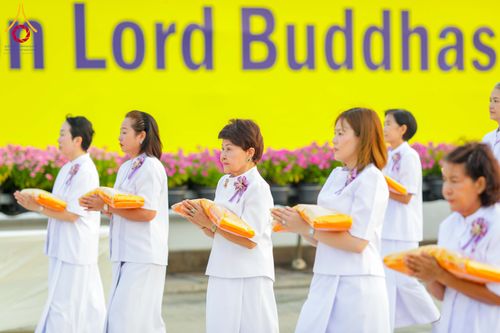 ภาพ No.319375:วันเสาร์ที่ 4 เมษายน พ.ศ.2569 พิธีขอขมา มอบผ้าไตร และถวายบาตรแด่นาคธรรมทายาท ในโครงการบรรพชาสามเณรฟื้นฟูพระพุทธศาสนาทั่วไทย โครงการหน่อแก้วเปรียญธรรม รุ่นที่ 14 โครงการสามเณรยุวธรรมทายาท รุ่นที่ 34 โครงการสามเณรมัชฌิมธรรมทายาท รุ่นที่ 30 ณ สภาธรรมกายสากล