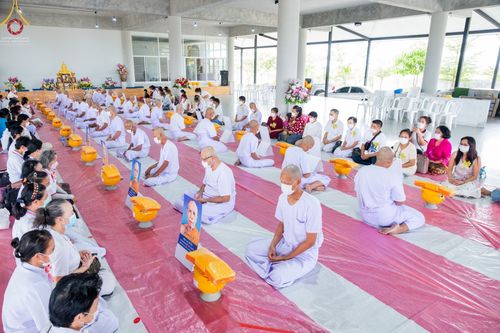 ภาพ No.65679:พิธีปลงผมและพิธีขอขมา มอบบาตรกับผ้าไตร ในโครงการอุปสมบทบูชาธรรม มหาปูชนียาจารย์ประจำปี 2565 ณ ศูนย์ปฎิบัติธรรมสมุทรปราการ(บางบ่อ)  วันอาทิตย์ที่ 20 พฤศจิกายน พ.ศ. 2565