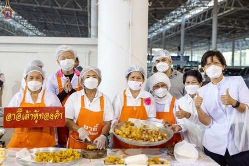 ภาพ No.75131:พิธีถวายภัตตาหารเป็นสังฆทาน แด่คณะพระธรรมยาตราฯ ในโครงการธรรมยาตรากตัญญูบูชา มหาปูชนียาจารย์ พระมงคลเทพมุนี(สด จนฺทสโร) พระผู้ปราบมาร อนุสรณ์สถาน 7 แห่ง ปีที่ 11 วันที่ 31 มกราคม พ.ศ. 2566