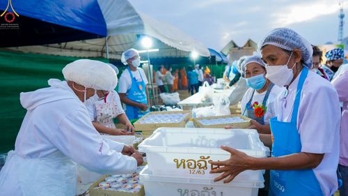 ภาพ No.69918:พิธีถวายภัตตาหารเป็นสังฆทาน แด่คณะพระธรรมยาตราฯ ในโครงการธรรมยาตราฯ ปีที่ 11 ณ อนุสรณ์สถานมหาวิหารพระมงคลเทพมุนี อ.สองพี่น้อง จ.สุพรรณบุรี วันที่ 9 มกราคม พ.ศ. 2566