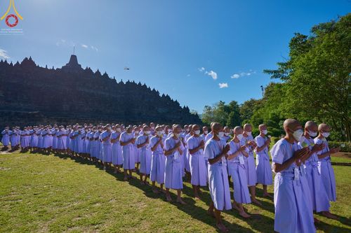 ภาพ No.68201:พิธีเวียนประทักษิณ และวันทาพระมหาเจดีย์บรมพุทโธ ของนาคธรรมทายาท ประเทศอินโดนีเซีย วันที่ 17 ธันวาคม พ.ศ. 2565