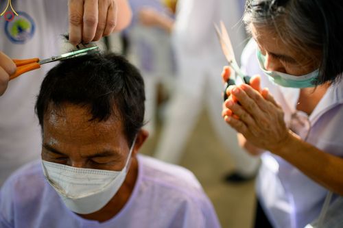 ภาพ No.63599:พิธีปลงผมนาคธรรมทายาท โครงการอุปสมบทบูชาธรรม มหาปูชนียาจารย์ประจำปี 2565 วันที่ 19 พฤศจิกายน พ.ศ. 2565 ณ สภาธรรมกายสากล วัดพระธรรมกาย