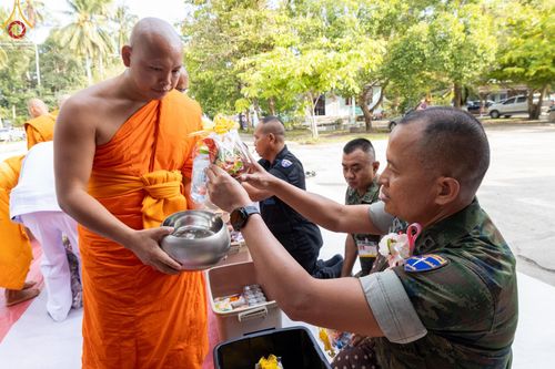 ภาพ No.137644:พิธีตักบาตร พิธีถวายสังฆทานแด่คณะสงฆ์ 323 วัด พิธีทำบุญอุทิศส่วนกุศลแด่ผู้วายชนม์ ในเหตุการณ์ความไม่สงบ 4 จังหวัดชายแดนภาคใต้ ปีที่ 20 ครั้งที่ 169 และพิธีมอบกองทุนหนุนแรงใจช่วยครูใต้ ปีที่ 17 ครั้งที่ 134 วันที่ 25 พฤษภาคม พ.ศ.2567 อ.ตากใบ จ.นราธิวาส