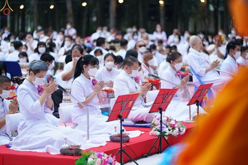 ภาพ No.69679:พิธีตักบาตรพระธรรมยาตราฯ ในโครงการธรรมยาตรากตัญญูบูชา มหาปูชนียาจารย์ พระมงคลเทพมุนี(สด จนฺทสโร) พระผู้ปราบมาร ปีที่ 11 ณ อนุสรณ์สถานลำดับที่ 1 สถานที่เกิดด้วยรูปกายเนื้อ อนุสรณ์สถานมหาวิหารพระมงคลเทพมุนี อ.สองพี่น้อง จ.สุพรรณบุรี