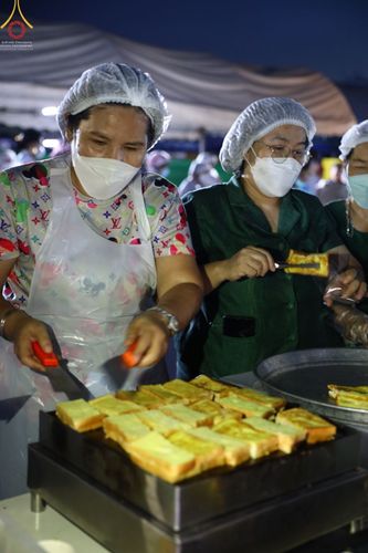 ภาพ No.70046:พิธีถวายภัตตาหารเป็นสังฆทาน แด่คณะพระธรรมยาตราฯ ในโครงการธรรมยาตราฯ ปีที่ 11 ณ อนุสรณ์สถานคลองบางนางแท่น อ.สามพราน จ.นครปฐม วันที่ 11 มกราคม พ.ศ. 2566