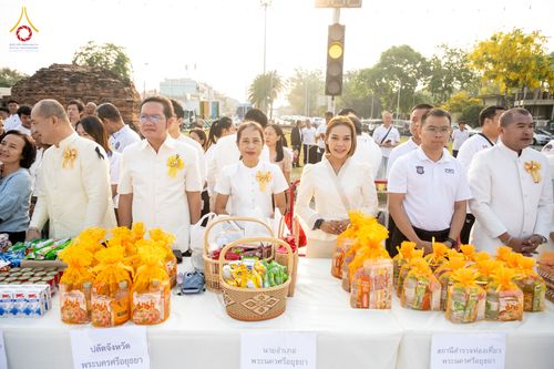 ภาพ No.318069:วันเสาร์ที่ 4 เมษายน พ.ศ. 2569 งานทำบุญเมืองใจกลางอยุธยา  ตักบาตรพระ 1,109 รูป ณ ถนนชีกุน หน้าวัดมหาธาตุ และวัดราชบูรณะ