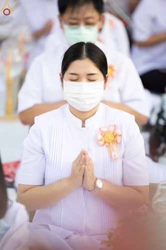 ภาพ No.73244:พิธีจุดประทีปถวายเป็นพุทธบูชา และบูชาธรรมมหาปูชนียาจารย์ ในโครงการธรรมยาตรากตัญญูบูชา มหาปูชนียาจารย์ พระมงคลเทพมุนี(สด จนฺทสโร) พระผู้ปราบมาร ปีที่ 11 ณ อนุสรณ์สถานลำดับที่ 4 สถานที่เกิดด้วยกายธรรม วัดโบสถ์ (บน) บางคูเวียง อ.บางกรวย จ.นนทบุรี วันที่ 21 