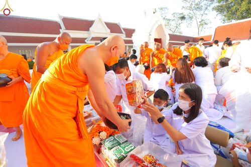 ภาพ No.73669:พิธีตักบาตรพระธรรมยาตราฯ ในโครงการธรรมยาตรากตัญญูบูชา มหาปูชนียาจารย์ พระมงคลเทพมุนี(สด จนฺทสโร) พระผู้ปราบมาร ปีที่ 11 ณ อนุสรณ์สถานลำดับที่ 4 สถานที่เกิดด้วยกายธรรม วัดโบสถ์ (บน) บางคูเวียง อ.บางกรวย จ.นนทบุรี วันที่ 22 มกราคม พ.ศ. 2566
